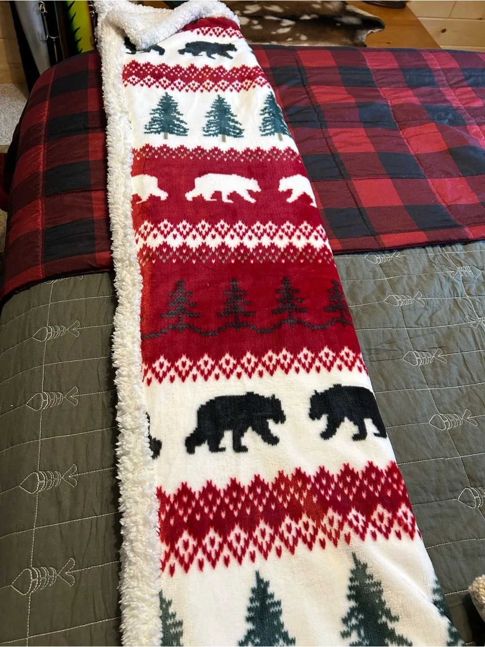 Eddie Bauer Red White Green Bear & Tree Grizzly Peak Sherpa Throw Blanket